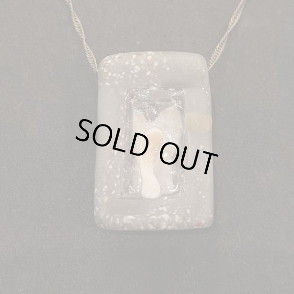 画像2: とんぼ玉ペンダント　窓猫 (2)